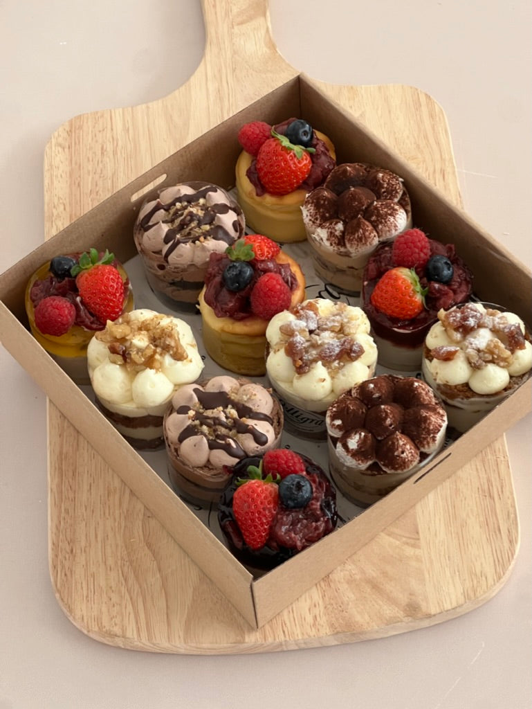 Assorted Medium Cakes Box